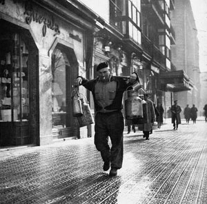 lechero de Mungia en las calles de Bilbao. Adolfo Lino de Zabala, 1959 
